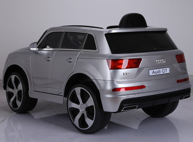 Dečiji automobil na akumulator A-Q7 sivi - detalj