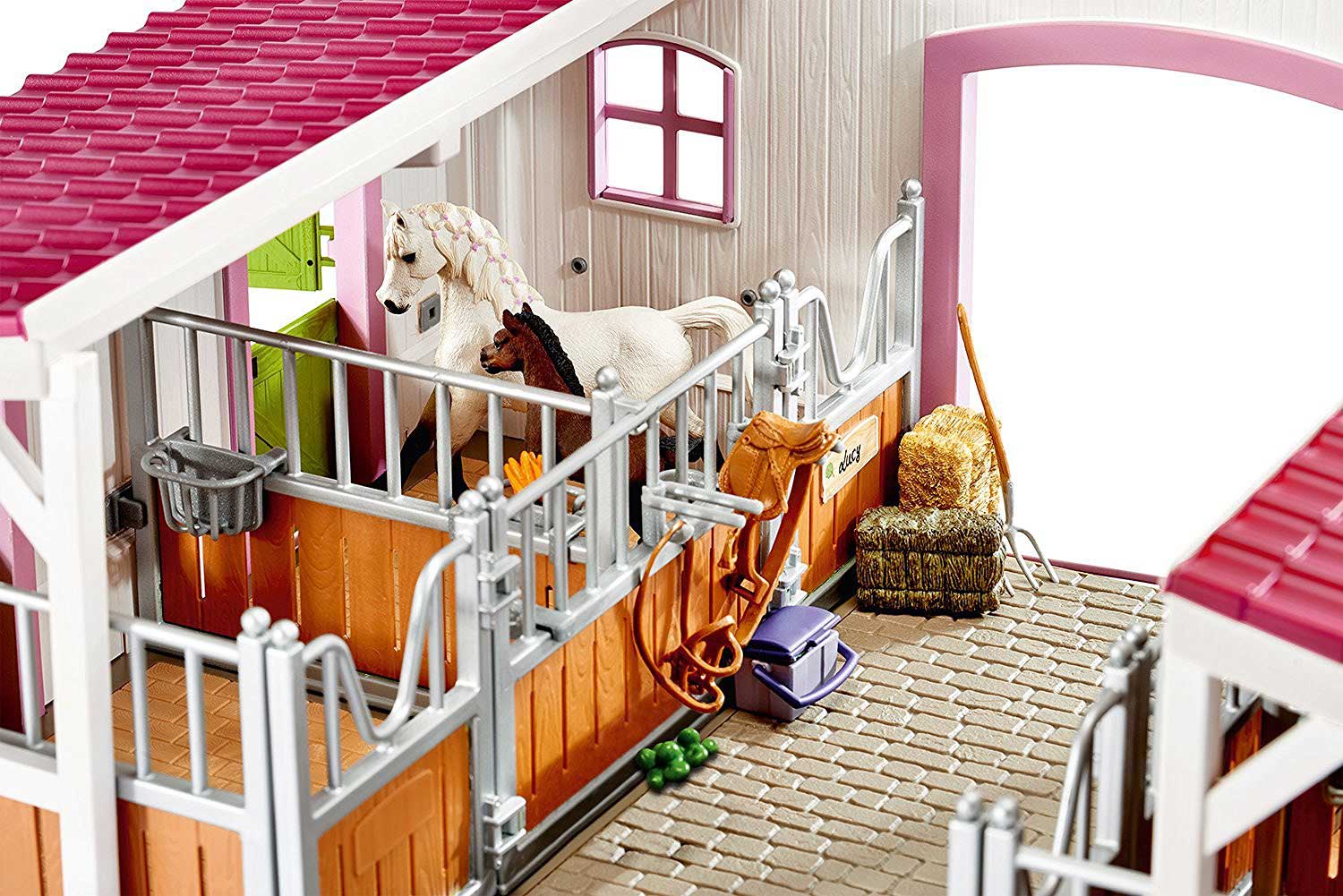 Schleich Figure Domaće životinje - Konji - Centar za jahanje sa konjima i džokejom 42344 - detalj