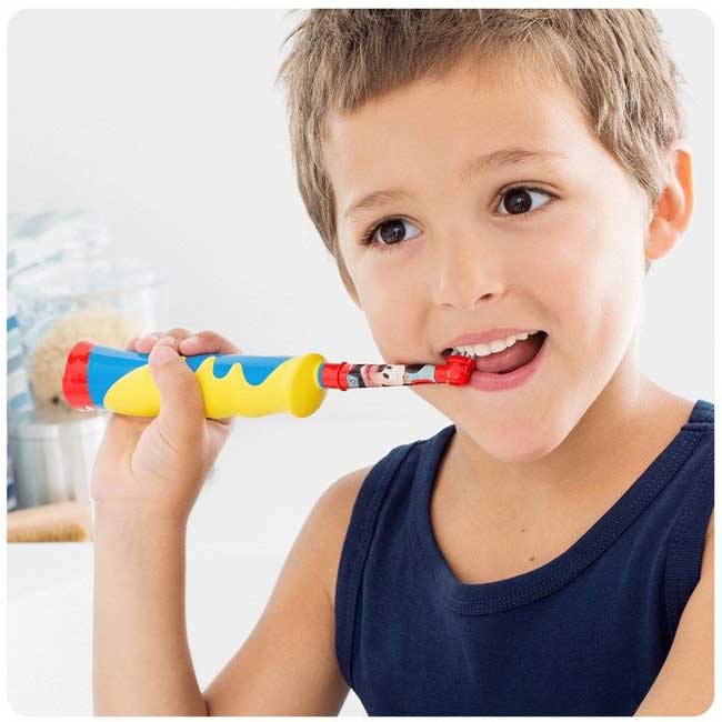 Oral-B Dečija punjiva električna četkica za zube Disney Mickey Mouse 500234 - detalj