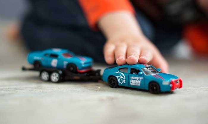 SIKU Automobilčići za decu Dodge Charger i Dodge Challenger SRT Racing na prikolici 2565 - detalj