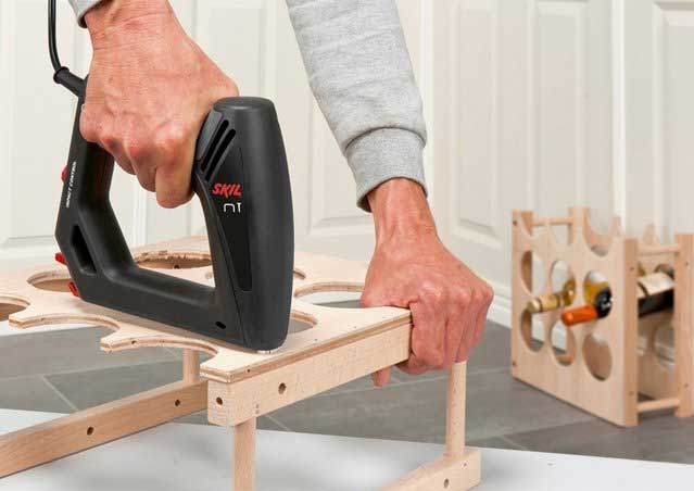 Skil električna heftalica za klamerice i eksere 8200AC - detalj