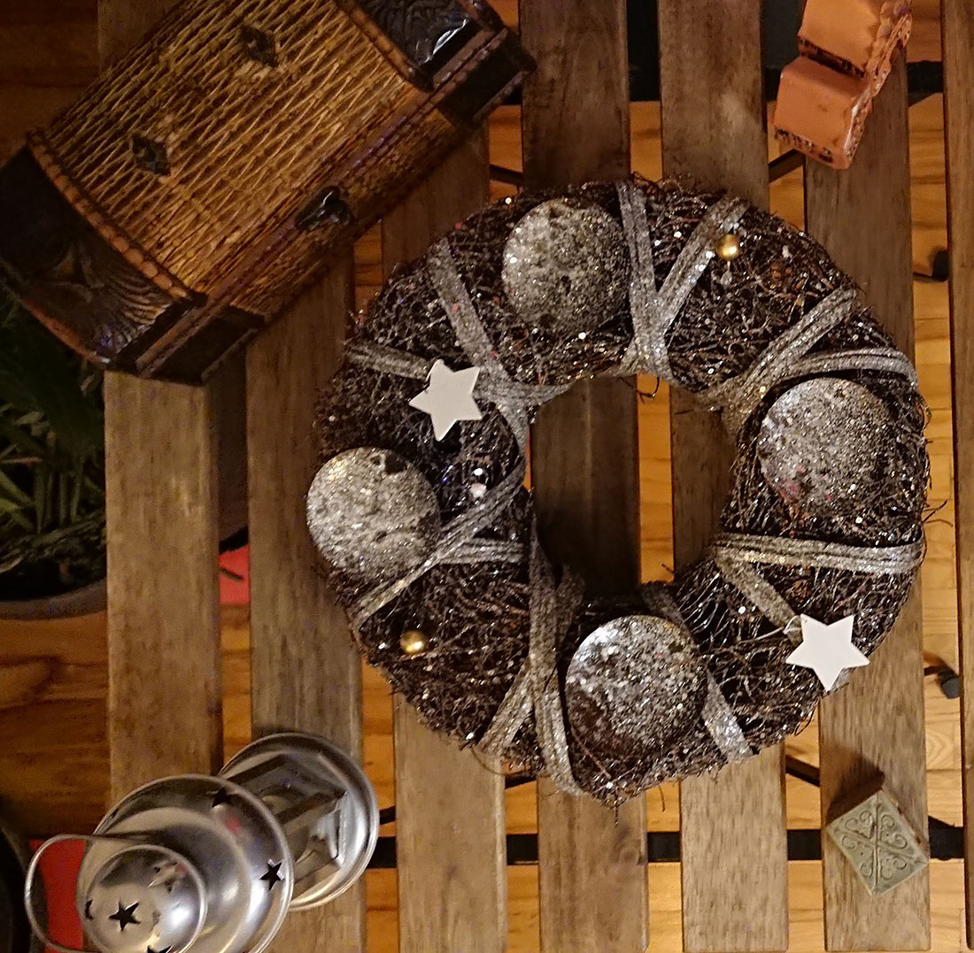 Venac Sa Svećnjacima i Zvezdama - Prečnik 30 cm - Novogodišnji Ukras - detalj