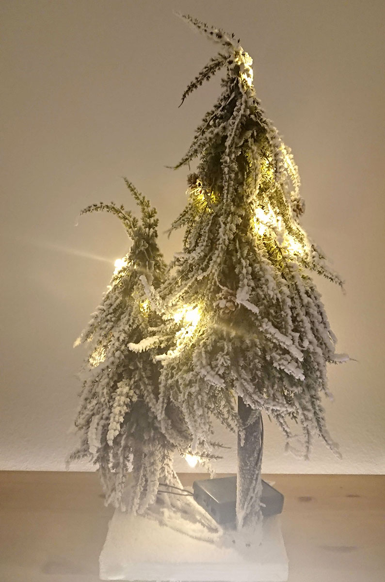 Dve Svetleće Jelke, Pod Snegom, Na Postolju Deco Wood 50 cm i 30 cm - detalj