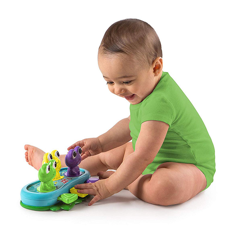 KIDS II BrightStarts Igračka ŽAPCI Bop and Giggle Frog - detalj