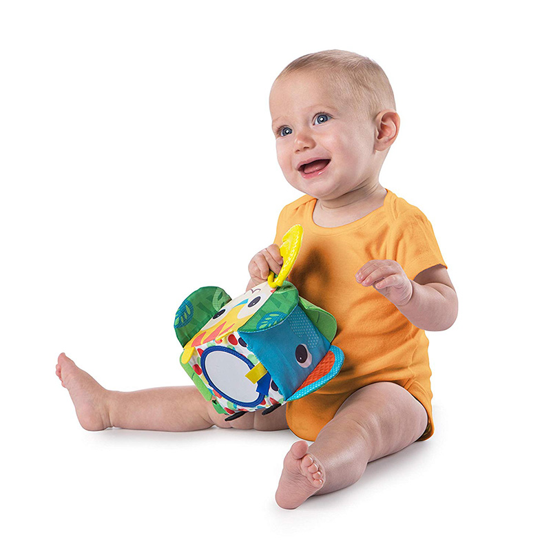 KIDS II Igračka MEKANA KOCKA Hide & Peek Block - detalj