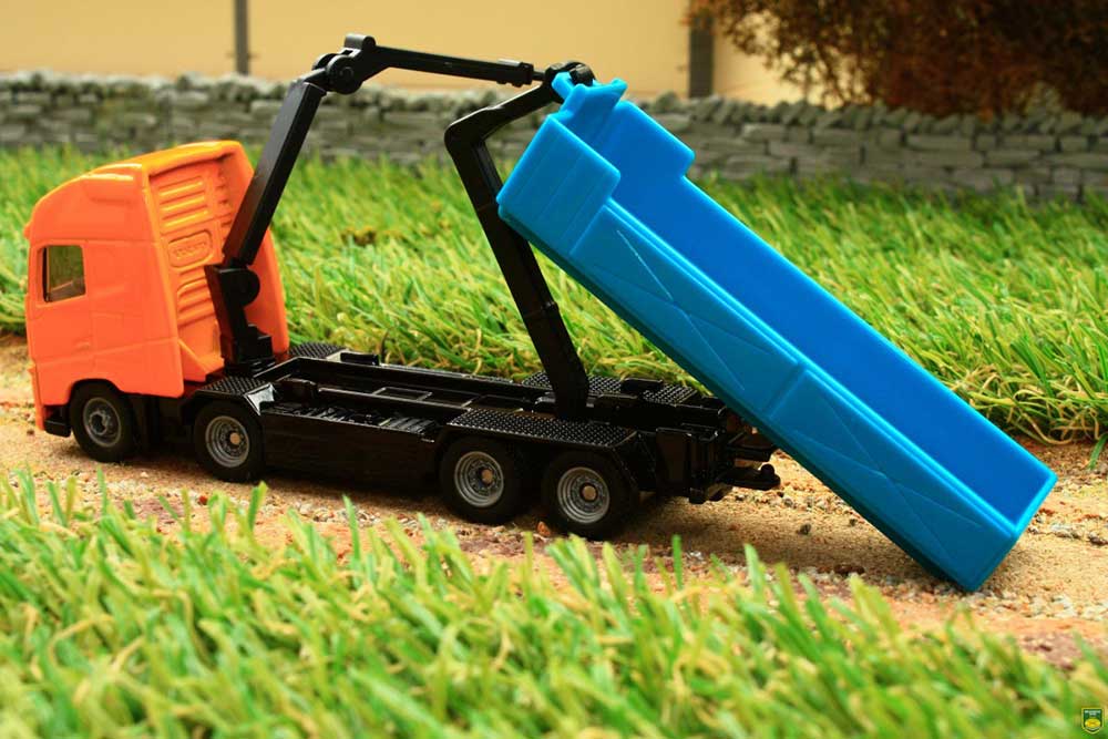 SIKU Kamion damper sa kranom - Volvo Roll-off tipper with crane 1683 - detalj