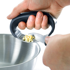 LEIFHEIT Presa za beli luk Garlic King PRO LINE 03146 - detalj