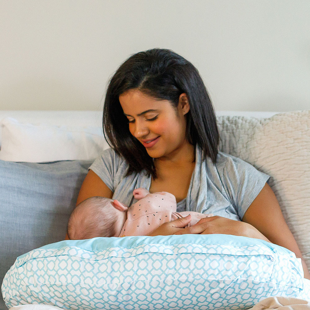 Ingenuity Jastuk za dojenje Plenti sa lukom sa igračkama Elle Love You 11822 - detalj