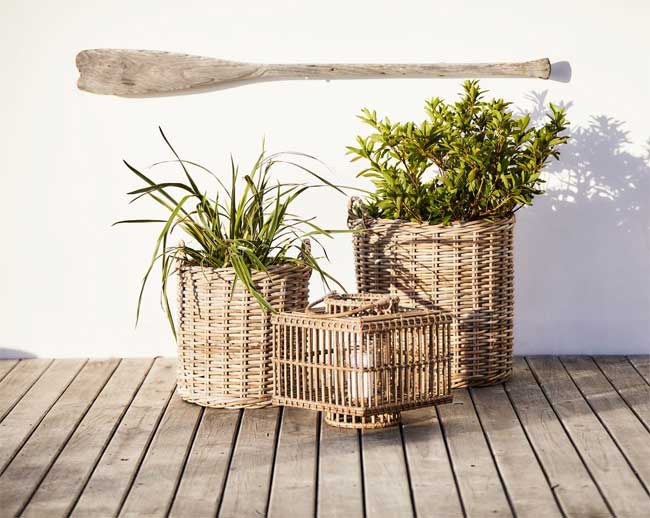 Dve dekorativne korpe sa rukohvatima za saksije sa cvećem - detalj