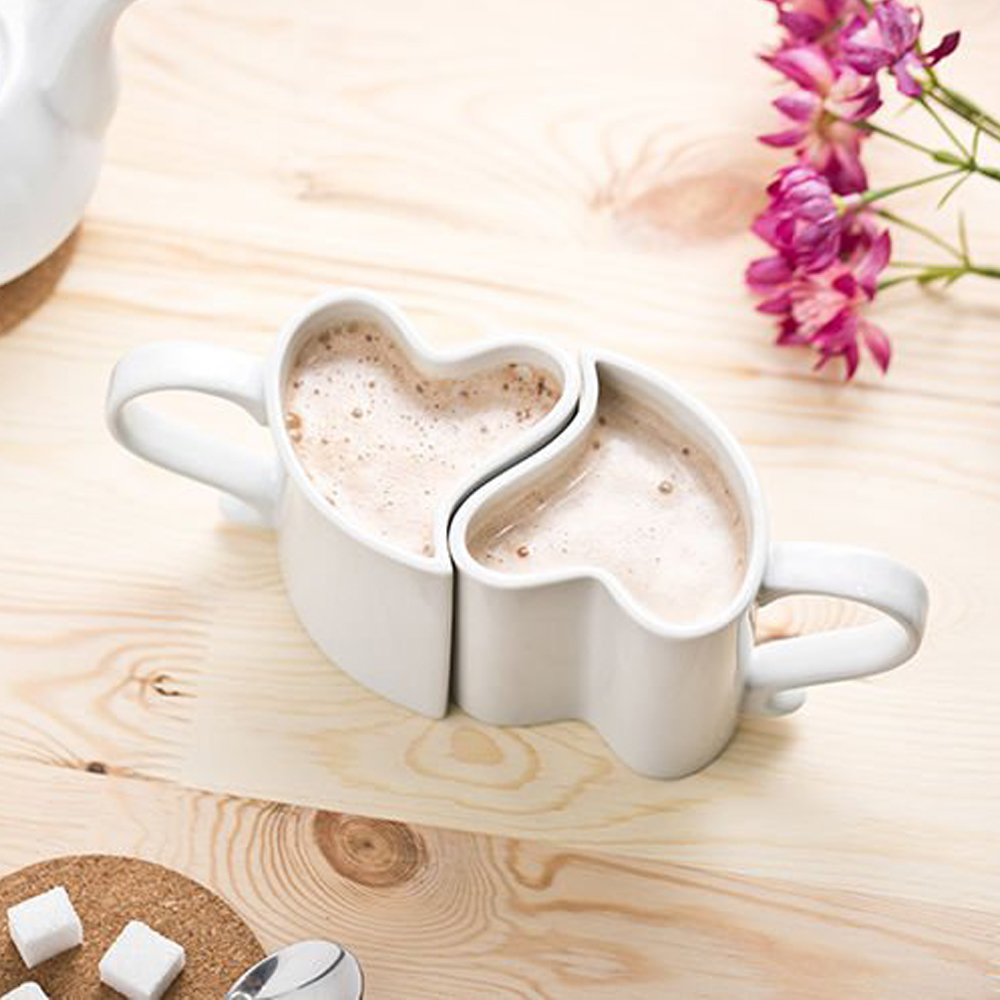 Par belih šolja u obliku srca - detalj