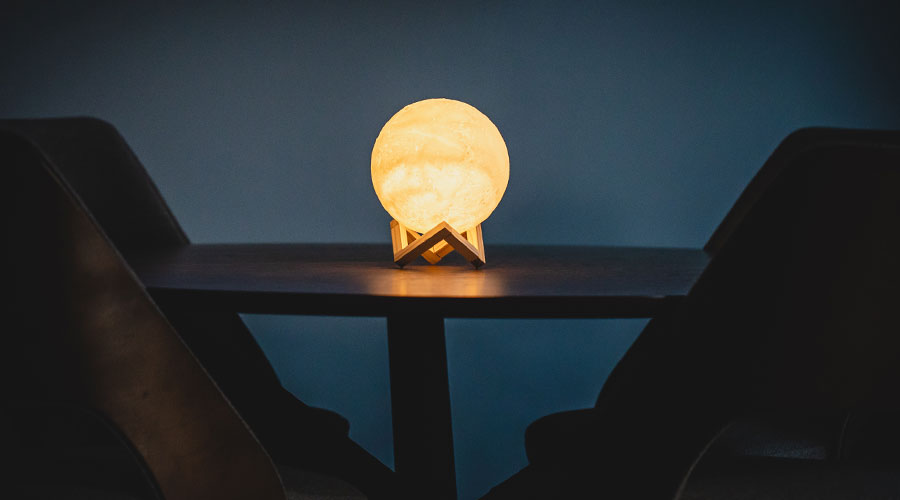 Višebojna stona lampa 3D Mesec 18 cm - pogled 4