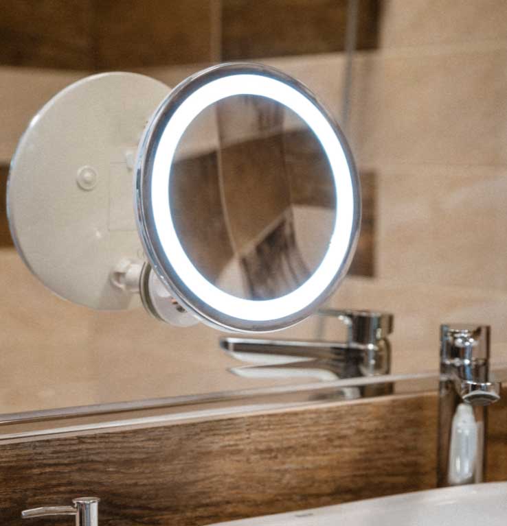 Uveličavajuće ogledalo za šminkanje sa LED svetlom Adler AD2168 - pogled 4