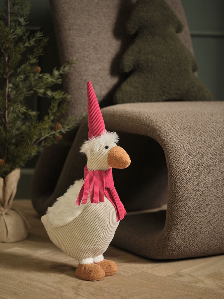 Novogodišnja Dekorativna Patka sa Šalom i Kapom Deda Mraza - pogled 4