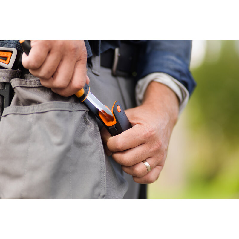 Fiskars nož sa integrisanim oštračem, 215 mm - pogled 4