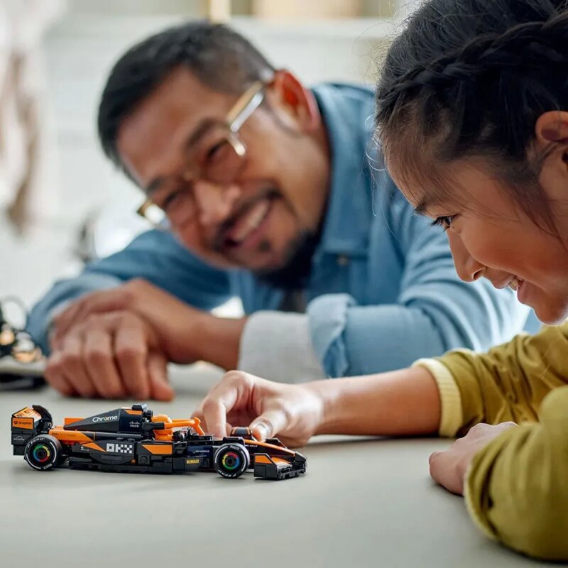 LEGO® Speed Champions McLaren F1 Team MCL38 trkački automobil - pogled 4