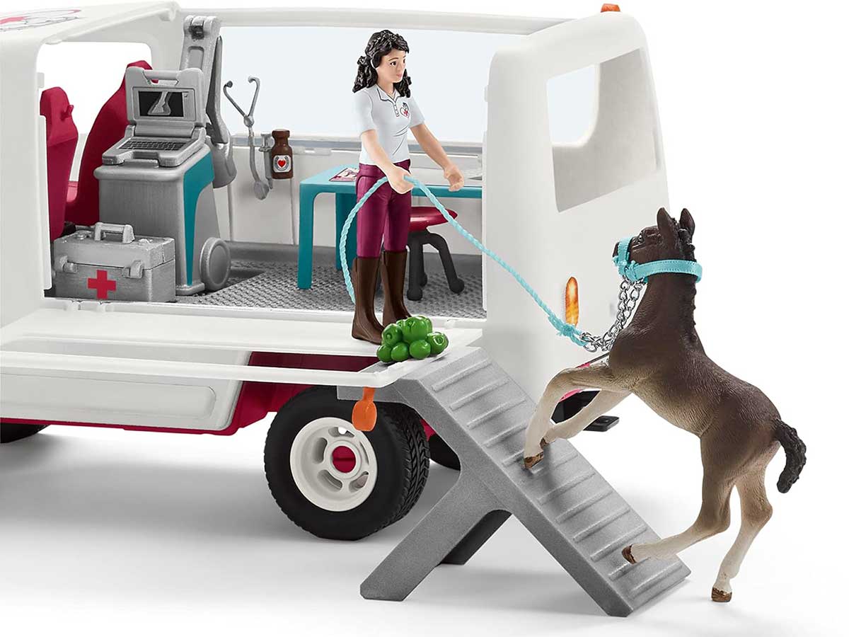 Schleich® Horse Club figure Veterinarski kombi sa veterinarkom i ždrebetom 42439 - pogled 4
