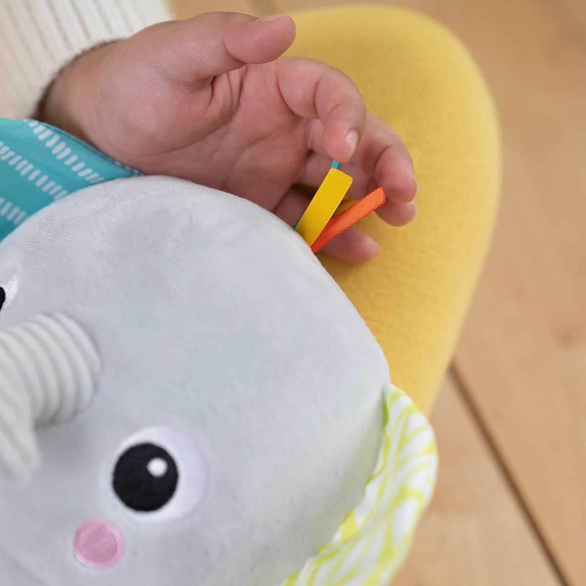 Bright Starts™ Muzička igračka za bebe Hug-a-Bye Baby Elephant 12498 - pogled 4