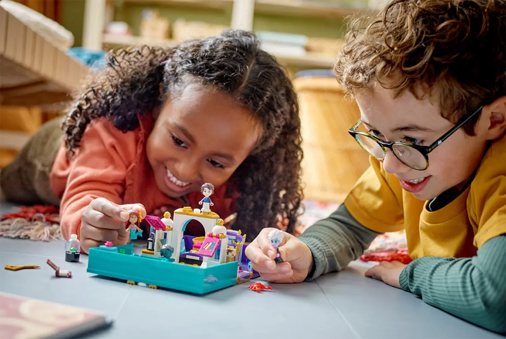 LEGO® Disney Kocke Knjiga priča o Maloj Sireni 43213 - pogled 4