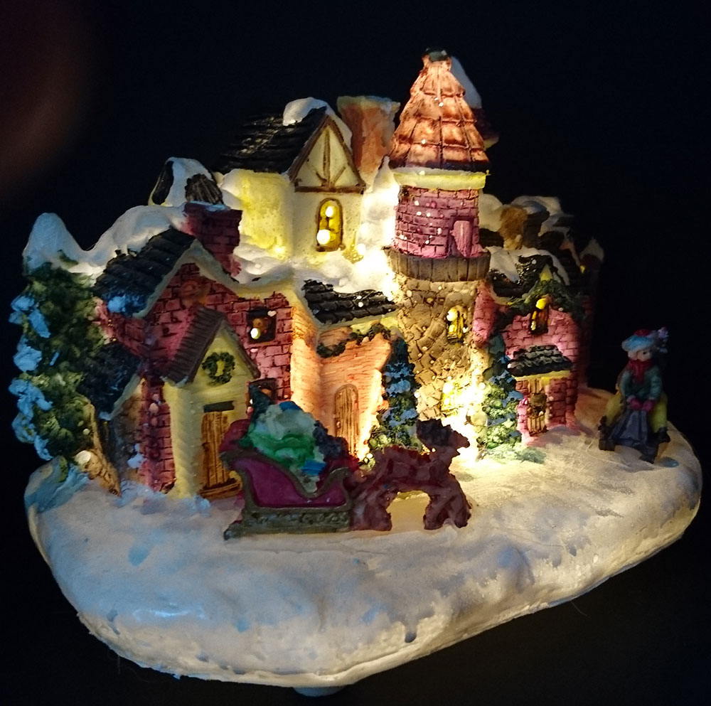 LED Svetleći Grad Sa Decom i Irvasima - Novogodišnja Dekoracija - pogled 4