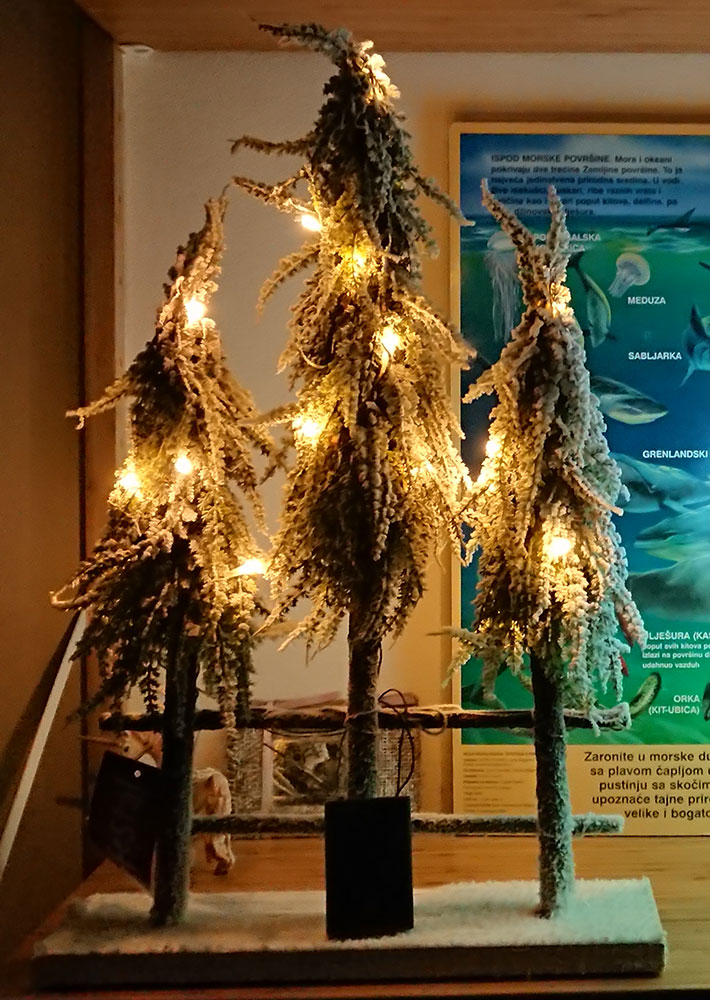 3 Svetleće Jelke Na Postolju Deco Wood 2 x 45 cm i 65 cm - pogled 4