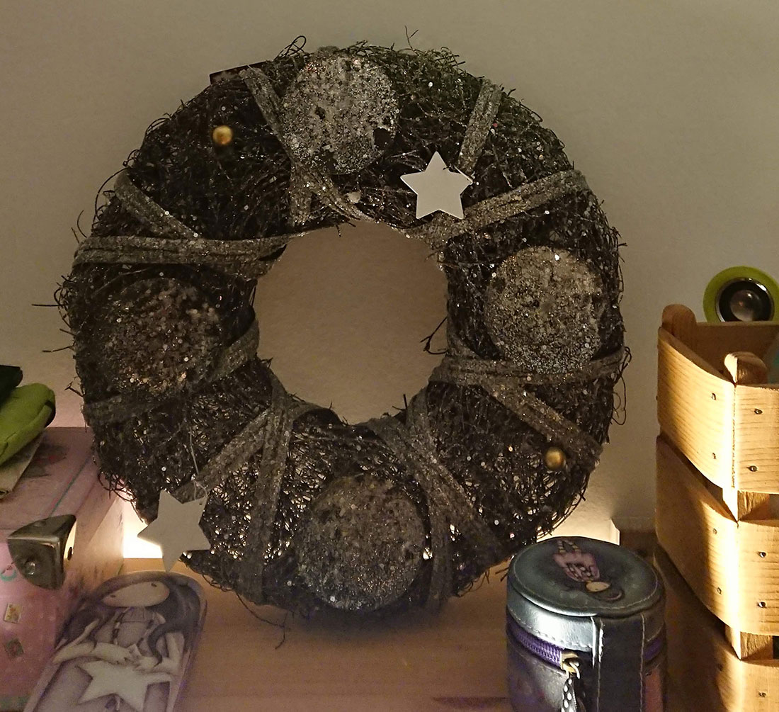 Venac Sa Svećnjacima i Zvezdama - Prečnik 30 cm - Novogodišnji Ukras - pogled 4