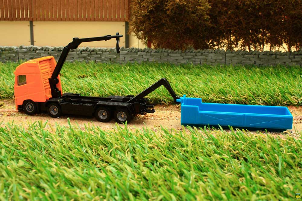 SIKU Kamion damper sa kranom - Volvo Roll-off tipper with crane 1683 - pogled 4