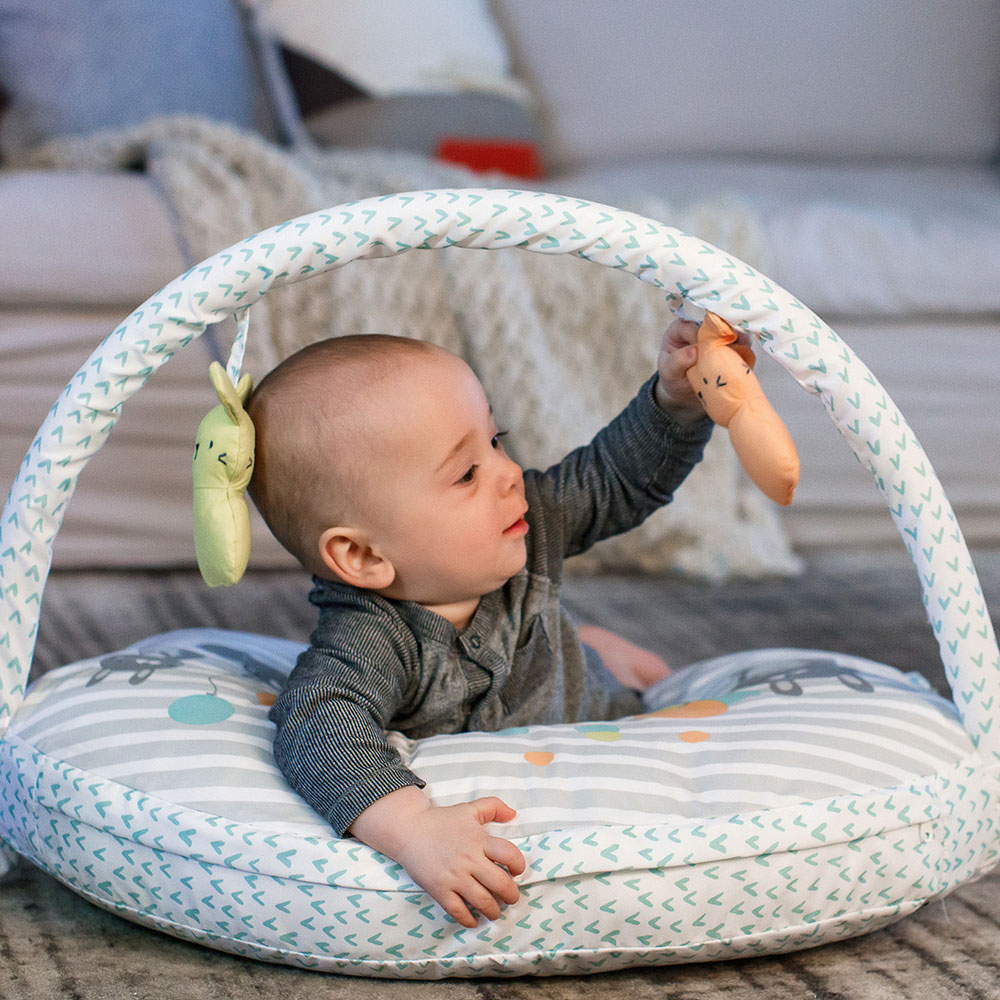 Ingenuity Jastuk za dojenje Plenti sa lukom sa igračkama Hop Art 11821 - pogled 4