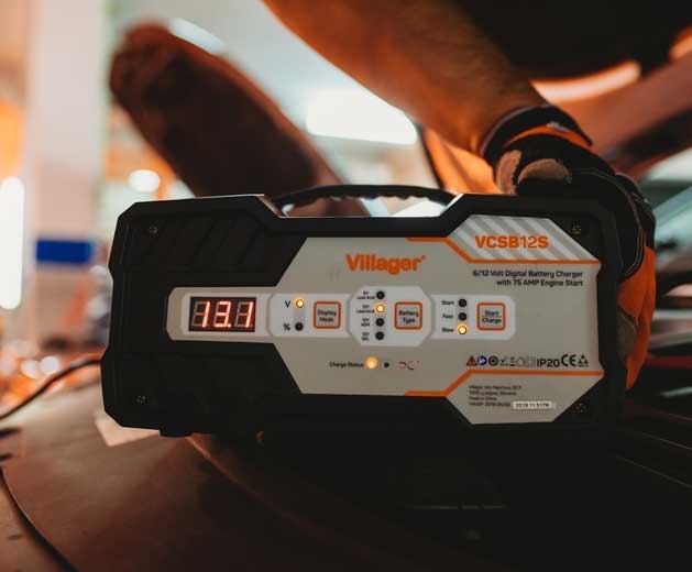 Punjač za 6V i 12V akumulatore sa starterom Villager VCSB 12S - pogled 5