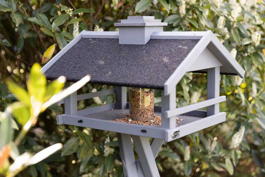Velika hranilica za ptice na postolju 1.34m Drvena kućica sivo-crna Trixie 55813 - pogled 5