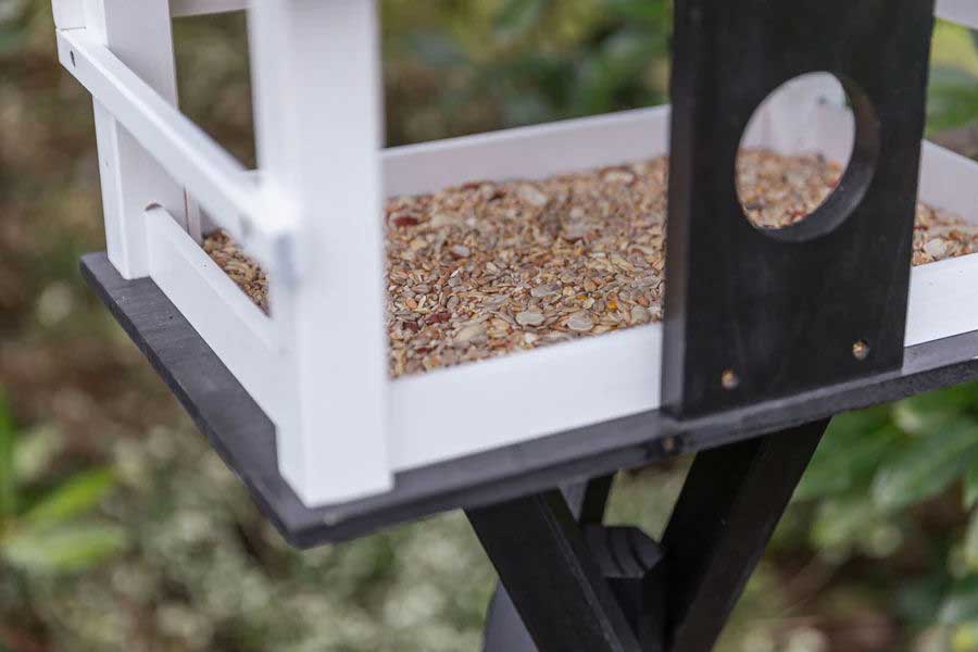 Velika hranilica za ptice na postolju 1.33m Drvena kućica crnobela Trixie 55814 - pogled 5