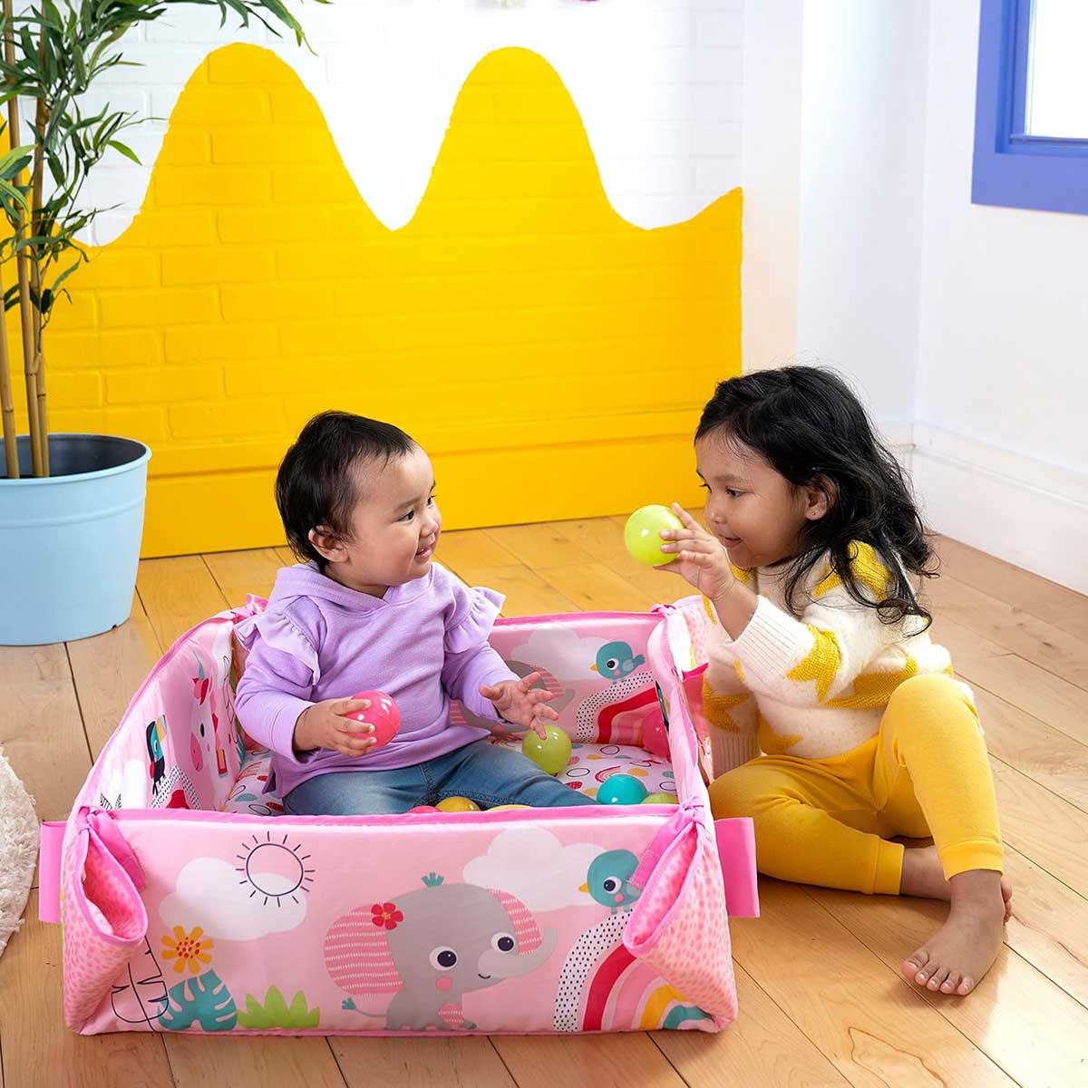 Bright Starts™ Gimnastika za bebe i bazen sa lopticama Rainbow Tropics 12625 - pogled 5