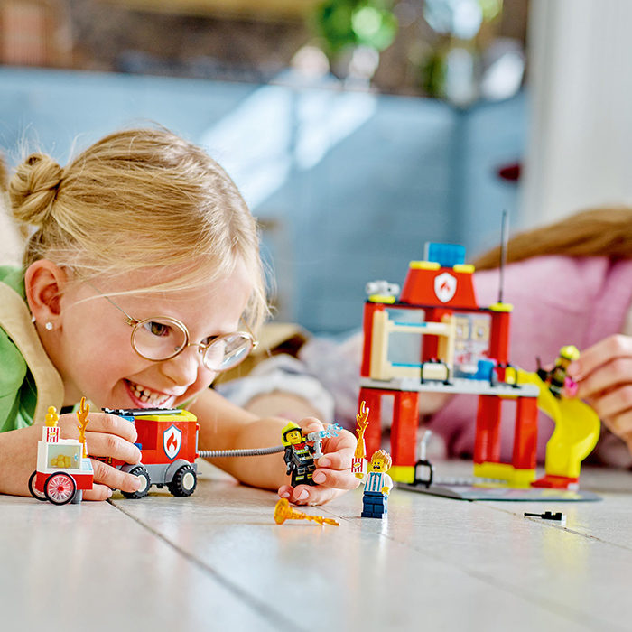 LEGO® City Kocke Vatrogasna stanica i vatrogasno vozilo 60375 - pogled 5