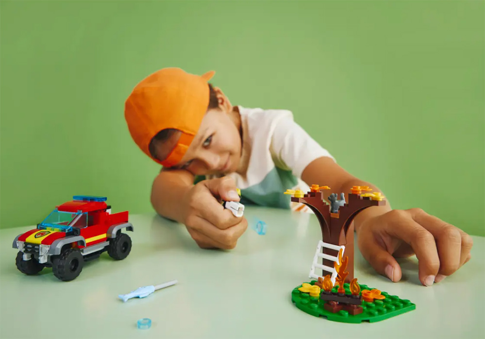 LEGO® City Kocke Spasavanje vatrogasnim terencem 4x4 60393 - pogled 5