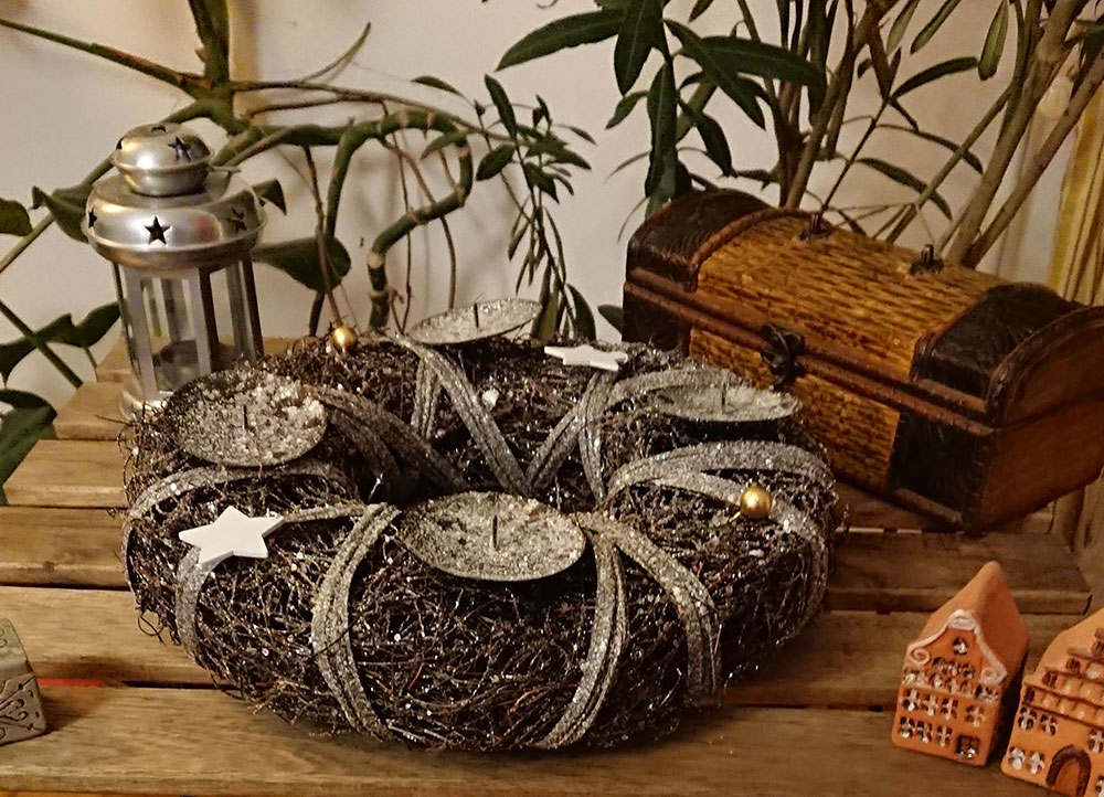 Venac Sa Svećnjacima i Zvezdama - Prečnik 30 cm - Novogodišnji Ukras - pogled 5