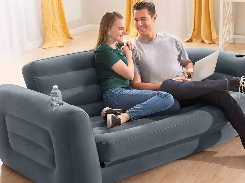 Intex 66552 dvosed na razvlačenje u sivoj boji, postavljen u dnevnoj sobi