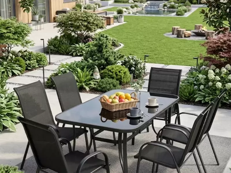 Fieldmann Magna Black garnitura u uređenom dvorištu