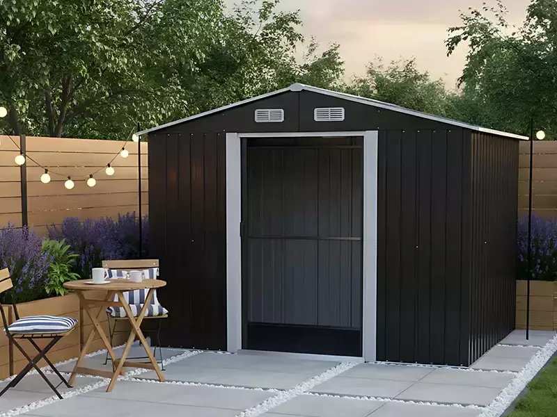 Uredna baštenska kućica sa alat u bašti