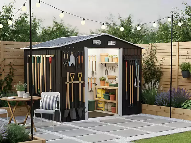 Unutrašnjost baštenske kućice sa policama za alat