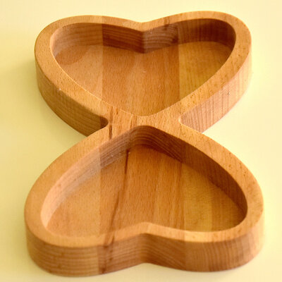 Činija u obliku dva srca od drveta bukve