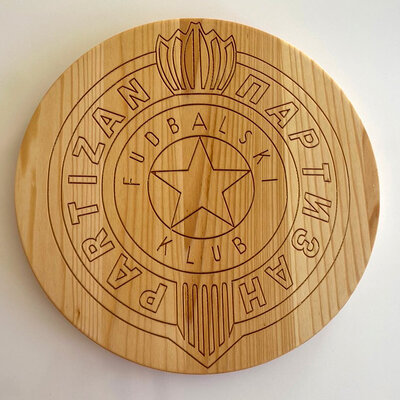 Daska za posluživanje od bukve sa znakom Partizana