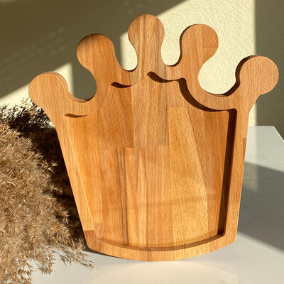 Daska za posluživanje od bukve u obliku krune