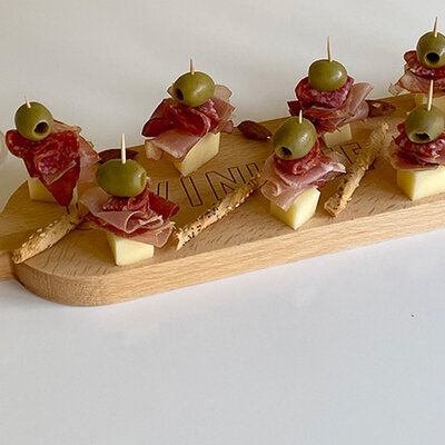 Daska za posluživanje od drveta bukve u obliku buteljke vina