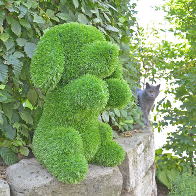 AniPlants Kuca koja sedi 50 cm baštenski ukras od veštačke trave