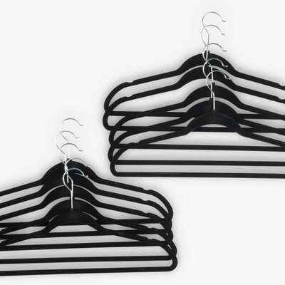 Pakovanje od 10 crnih vešalica sa površinom od somota