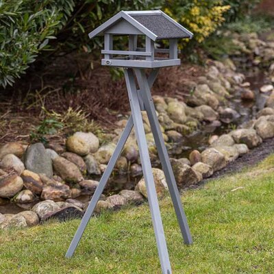 Hranilica za ptice na postolju 1.27m Drvena kućica siva Trixie 55815