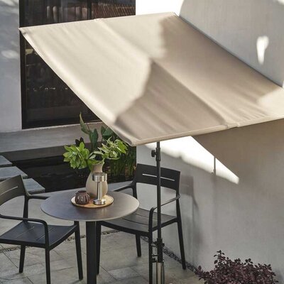 Balkonski četvrtasti suncobran – Pametno rešenje za male oaze