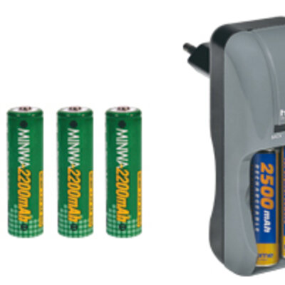 Punjač za baterije za 4 punjive baterije 2200 mAh