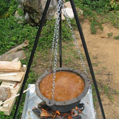 Kotlić sa nosačem 13 litara kovano gvoždje