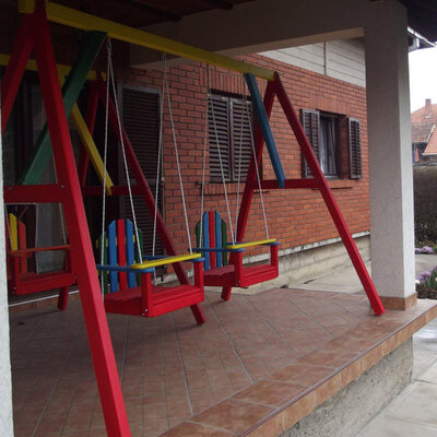 Dupla dečija ljuljaška Tara sa nosačem šarena