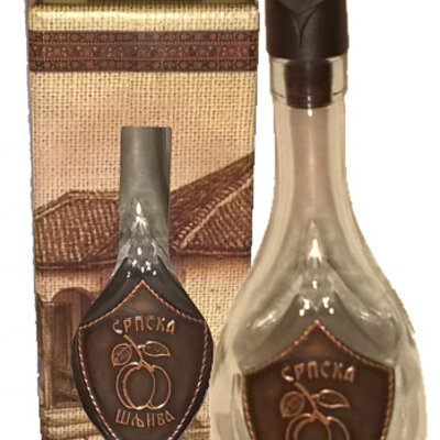 Flaša sa bakarnom pločicom i natpisom srpska šljiva 0,25